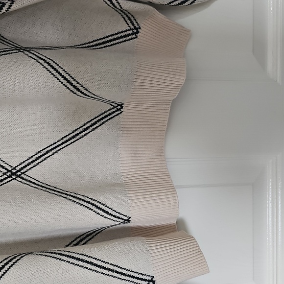 NWT T Tahari Geometric Crewneck Longsleeve Sweater Alpaca/Black Large - Picture 5 of 14